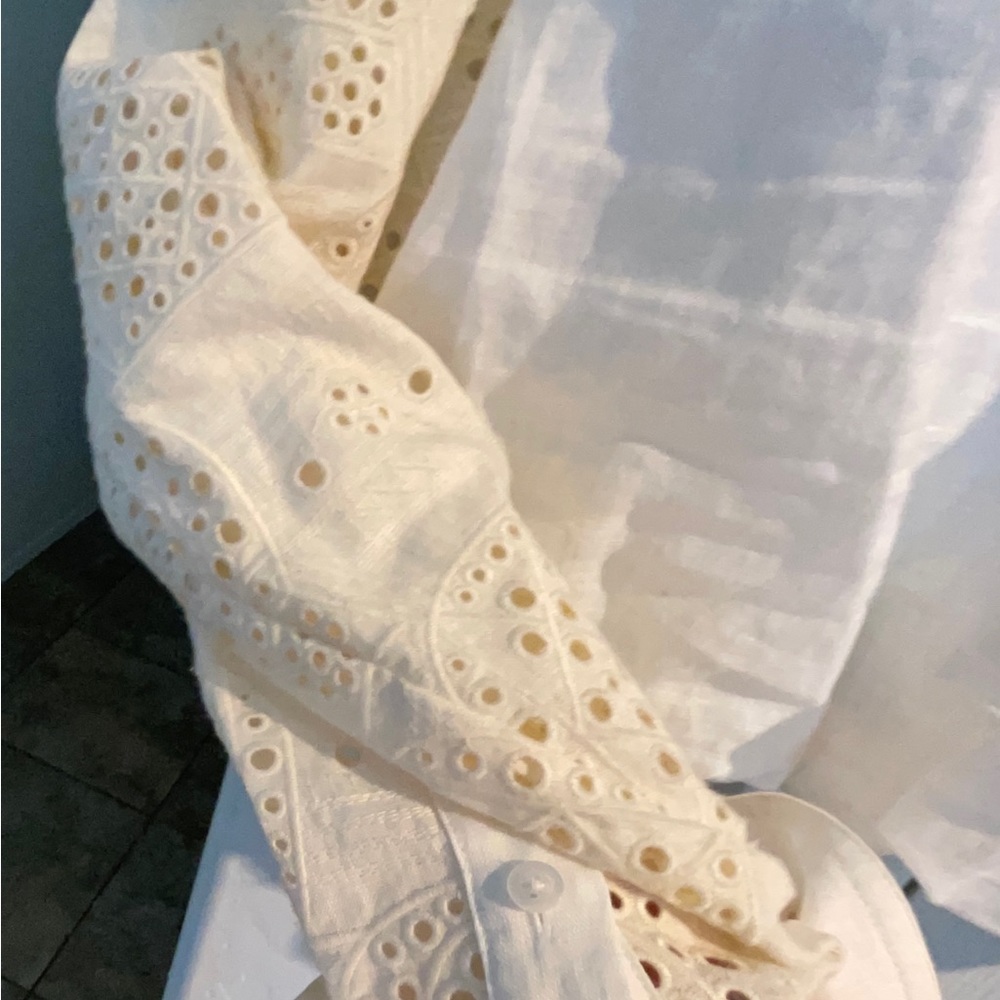 A.L.C. Sexy Ivory linen Mason front twist top w/eyelet sleeves. Size runs small! - Picture 12 of 16